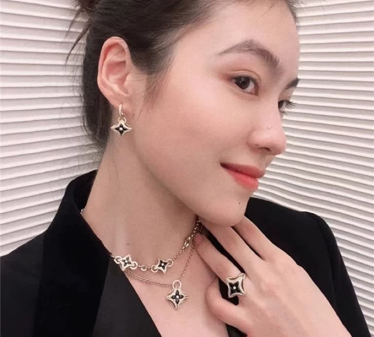 Louis Vuitton Happy Diamonds Star Pendant Necklace